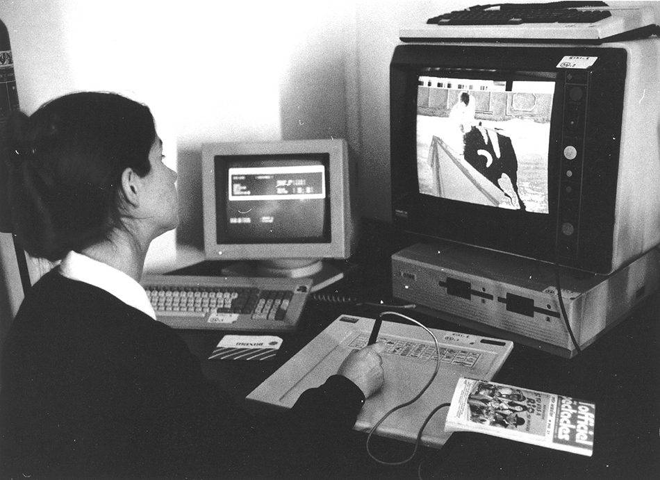 Une élève devant un ordinateur pendant un atelier informatique, 1988, ph. Marc Pialoux © Ensad.