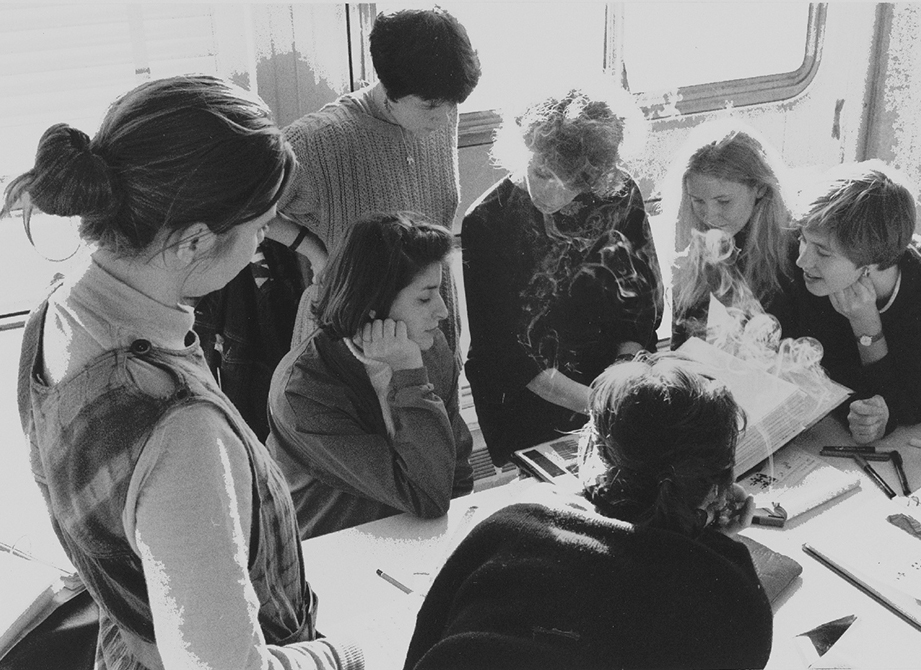 Un cours de tissage spécialisation Textile assuré par Nathalie Brès, 1988, ph. Marc Pialoux © Ensad