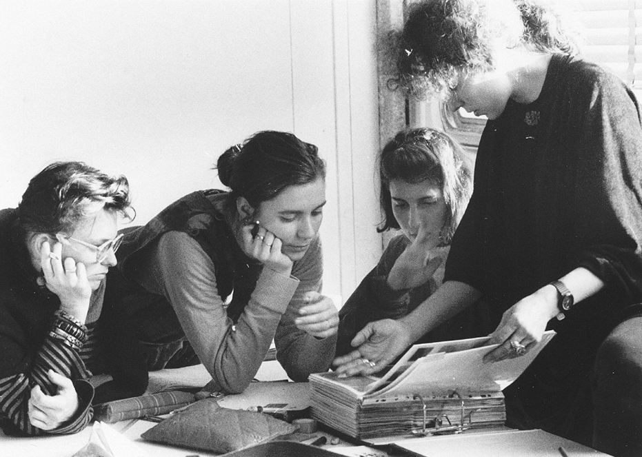 Un cours de tissage spécialisation Textile assuré par Nathalie Brès, 1988, ph. Marc Pialoux © Ensad.