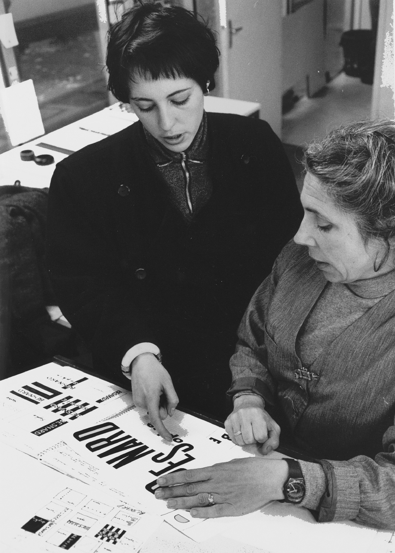 Un cours de graphisme spécialisation Textile assuré par Béatrice Saalburg, 1988, ph. Marc Pialoux © Ensad.